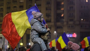 Több mint félmillióan tüntettek Romániában a kormány lemondását követelve