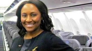 Emberkereskedőtől mentett meg egy lányt a hős stewardess
