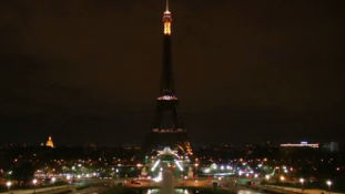 Sötétségbe borult az Eiffel-torony a londoni áldozatok emlékére – videó