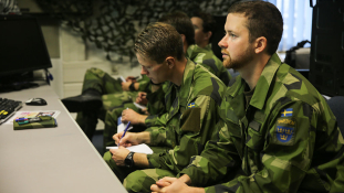 Több ezer fiatalt hívnak be katonai szolgálatra Svédországban