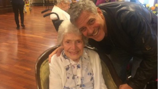 Meglepetés! George Clooney személyesen köszöntötte 87 éves rajongóját