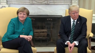 Donald Trump nem fogott kezet Angela Merkellel – videó