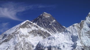 Hegymászók tisztítják meg a szeméttől az Everestet