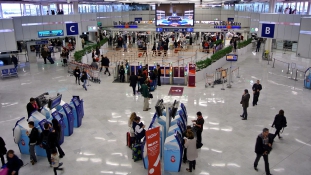 Lövöldözés a párizsi repülőtéren: kiürítették az Orlyt
