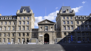 Bíróság előtt a rendőrtiszt, aki 50 kiló kokaint lopott el a párizsi rendőrkapitányságról