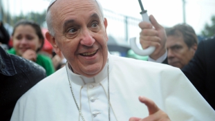 Ferenc pápa tanácsa a papoknak: hívjatok ördögűzőt!
