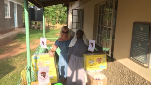 Pelenka, rizs és nyalóka – újabb magyar adományt kapott egy afrikai árvaház