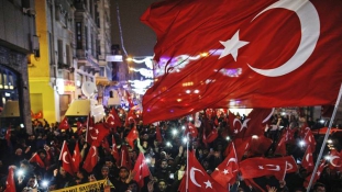 Rendőrök vitték a határra a török miniszterasszonyt, aki illegálisan akart kampányolni Hollandiában