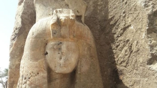 Tutanhamon nagymamájának alabástrom szobrára bukkantak Luxorban