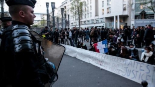Letartóztatás helyett lelőtték- harmadik napja tüntetnek Párizsban a kínaiak