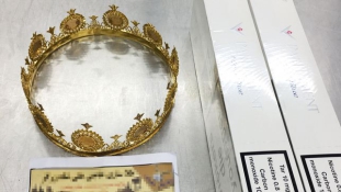 A csempészcigi mellett 18 karátos aranykoronát is rejtett egy csomag a düsseldorfi reptéren