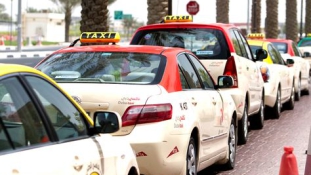 Wifi és interaktív LCD kijelző lesz a taxikban