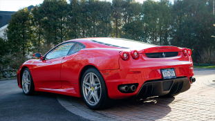 Áron alul kelt el Donald Trump tűzpiros Ferrarija