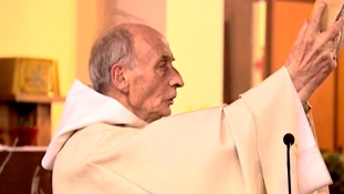 Boldoggá avatják a francia papot, akinek a torkát az oltáron vágta el egy dzsihádharcos