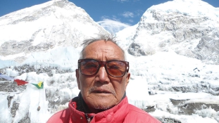 Rekordot akart dönteni: 85 éves hegymászó halt meg a Mount Everesten