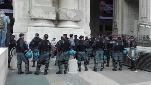 Menniük kellett a menekülteknek és a migránsoknak Milánó központi pályaudvaráról