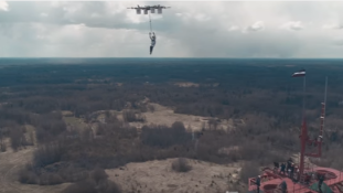 A világ első ejtőernyős ugrása drónról – videó