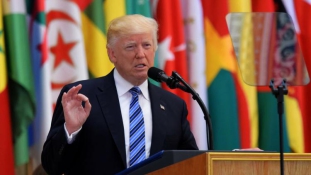 Trump az Iszlám Államot és Iránt bírálta a muzulmán csúcstalálkozón