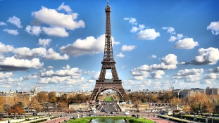 Telt ház az Eiffel-toronyban – másfélszeresére nőttek az árak