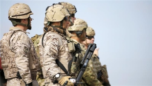 Amerikai csapatok védelmezik kurd szövetségeseiket török szövetségeseik támadásával szemben