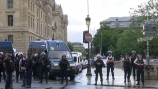 Kalapáccsal támadt a rendőrökre egy férfi a Notre Dame-nál