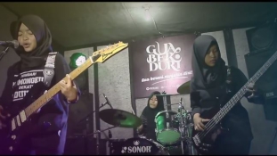 Hidzsábban játszanak metált egy indonéz lánybanda tagjai