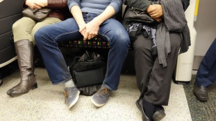 Nincs több terpeszkedés a madridi metrókon és buszokon