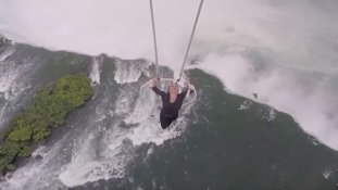 Félelmetes mutatvány: fogaival tartotta magát egy légtornász a Niagara felett – videó