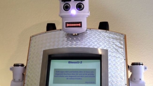 Robotpap áldja meg a híveket egy német evangélikus templomban