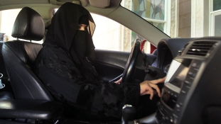 Szaúdi királyi herceg: a nők a múltban saját tevéiket kormányozhatták, akkor miért ne vezethetnének ma autót?