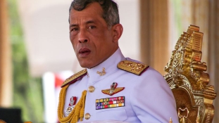 Játékpisztollyal meglőtték a thai királyt, most felelnek tettükért a bajor tinédzserek