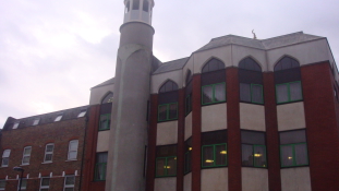 Kisteherautó gázolt az imádkozó tömegbe egy mecset mellett Londonban