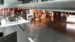 Alig néhány nap alatt kísértetjárta hely lett Katar repülőteréből