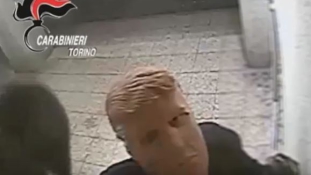 Lecsuktak egy testvérpárt Torinóban – Donald Trump maszkban fosztogatták az ATM-eket