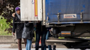26 migráns és egy 2 éves kisgyerek volt bezsúfolva egy hűtőkocsiba Dunkerque-nél