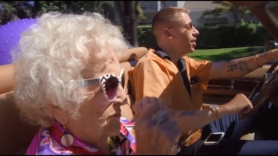Megható videóklippel lepte meg Macklemore 100 éves nagymamáját