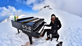 Zongorakoncert 4460 méteren – új rekordot állított fel egy olasz zongorista