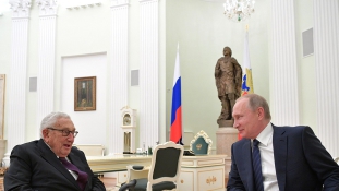 Kissinger Moszkvában: Trump és Putyin első találkozója jobb körülményeket teremthet a világban