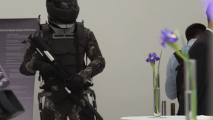 Bemutatták az orosz katonáknak szánt robotruhát