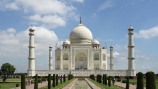 Sárgul a Tadzs Mahal – az üvegfúvóknak távozniuk kell