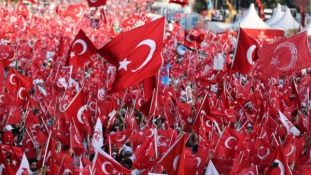 Erdogan a puccskísérlet évfordulóján: levágjuk az árulók fejét! (videó)