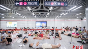 Hőhullám Kínában – a metróban alszanak az emberek Hangcsouban