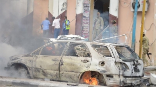 Mészárlás után robbantásos merénylet Szomáliában
