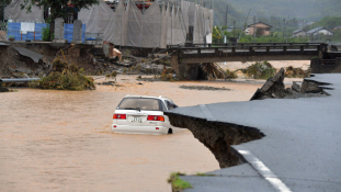 Felhőszakadások után hatalmas árvíz Japánban – videó