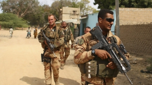 Száheli haderő felállítása érdekében utazik Maliba a francia elnök