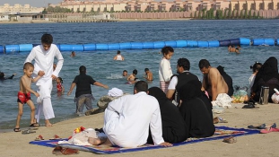 Bikiniben Szaúd-Arábiában – fókuszban a turizmus
