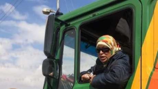 Ő Egyiptom első női kamionsofőrje – videó