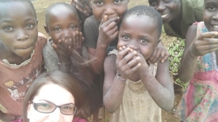 Tényleg az Isten háta mögött gyógyítanak a magyar doktornők Afrikában