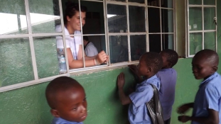 Egy lány visszamegy Afrikába – segítsünk, hogy segíthessen