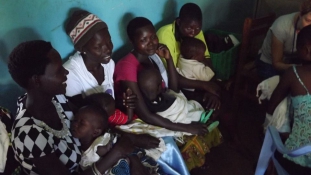 Fekete madonnák a váróban – így dolgoznak a magyar önkéntesek Ugandában